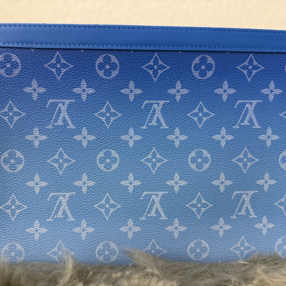❌❌SOLD❌❌ Louis Vuitton Blue Cloud Monogram limited edition Clutch - Picture 4 of 13